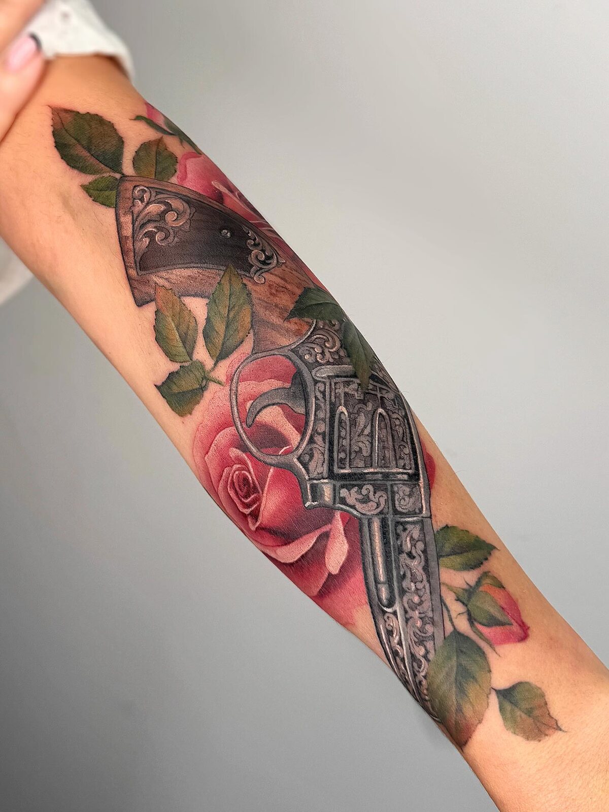 Tatouage floral couleur sur avant-bras par Kira Leidel