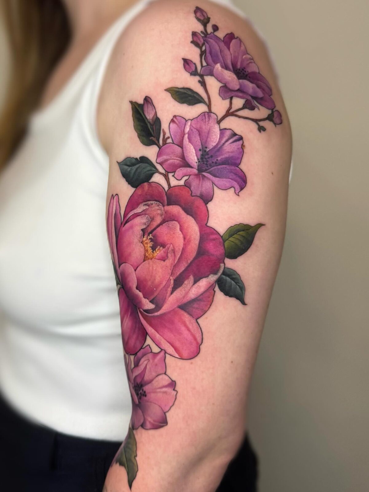 Rose couleur sur épaule par Kira Leidel