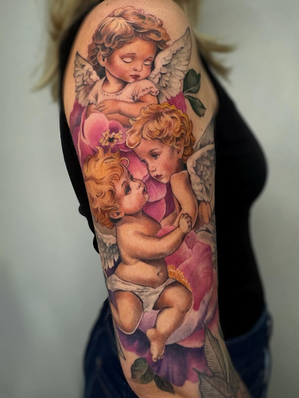 Manchette florale et chérubins en réalisme couleur par Kira Leidel