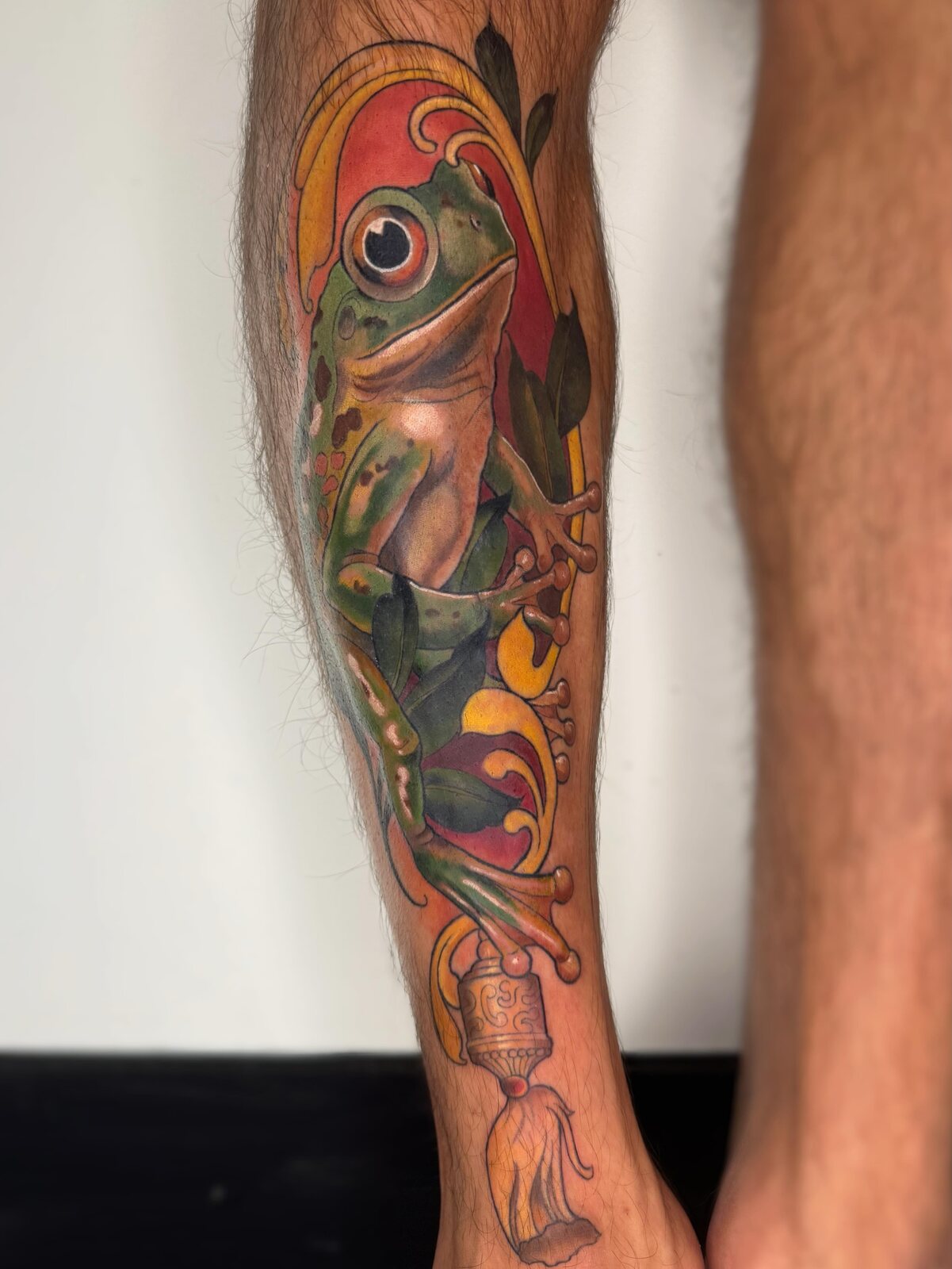 Oiseau en réalisme couleur sur jambe par Kira Leidel