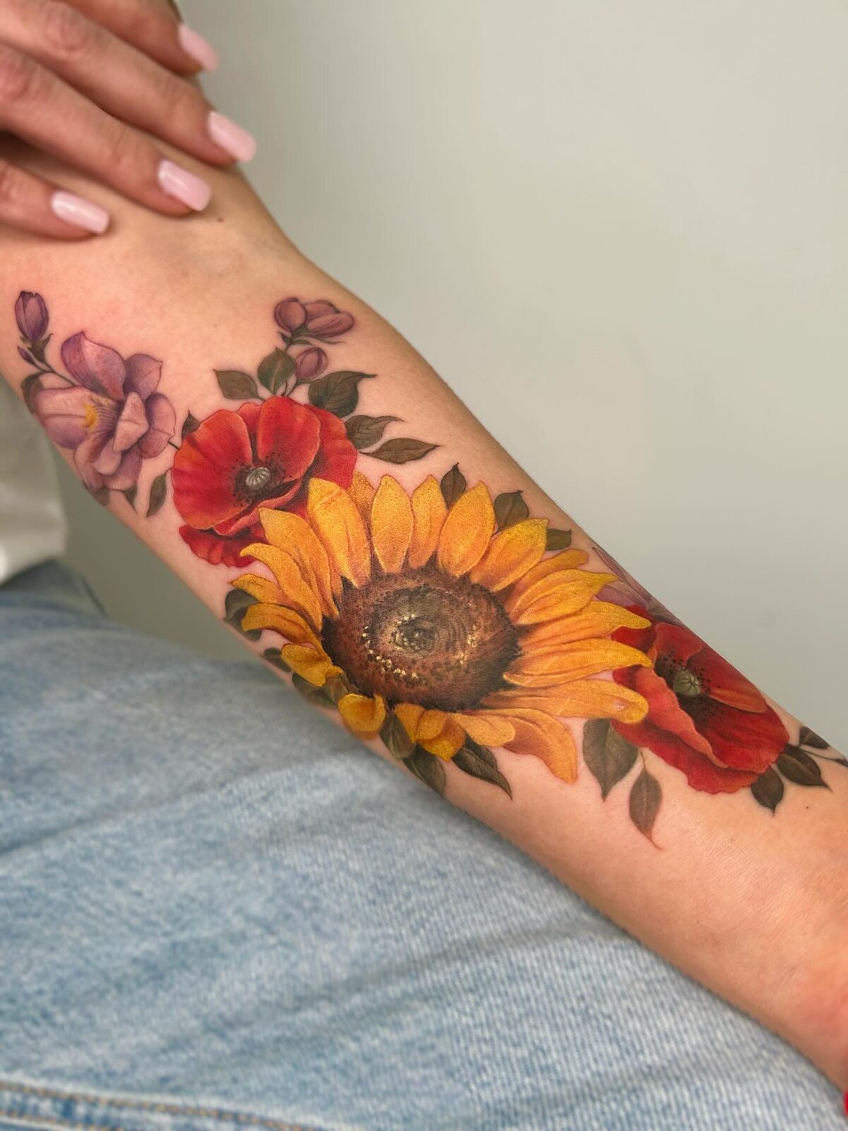 Tournesol et fleurs sur avant-bras par Kira Leidel