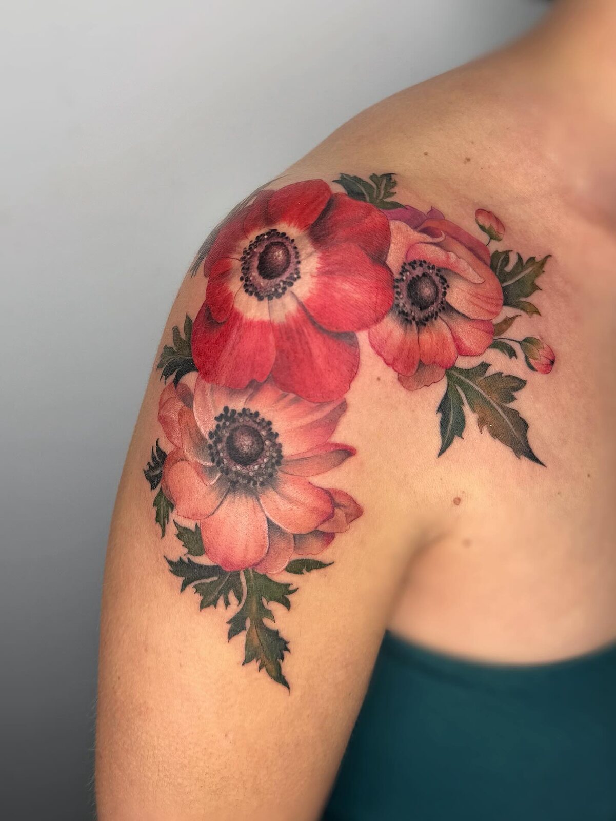 Coquelicots et anémones sur épaule par Kira Leidel