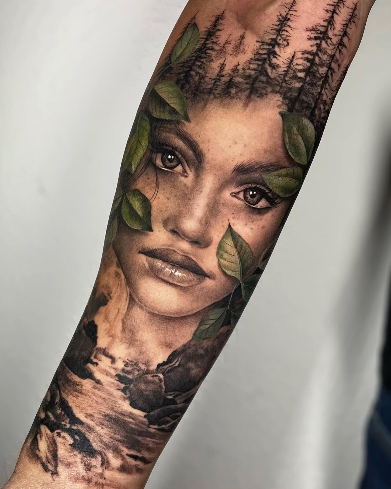 Portrait réaliste en noir et gris par Kira Leidel